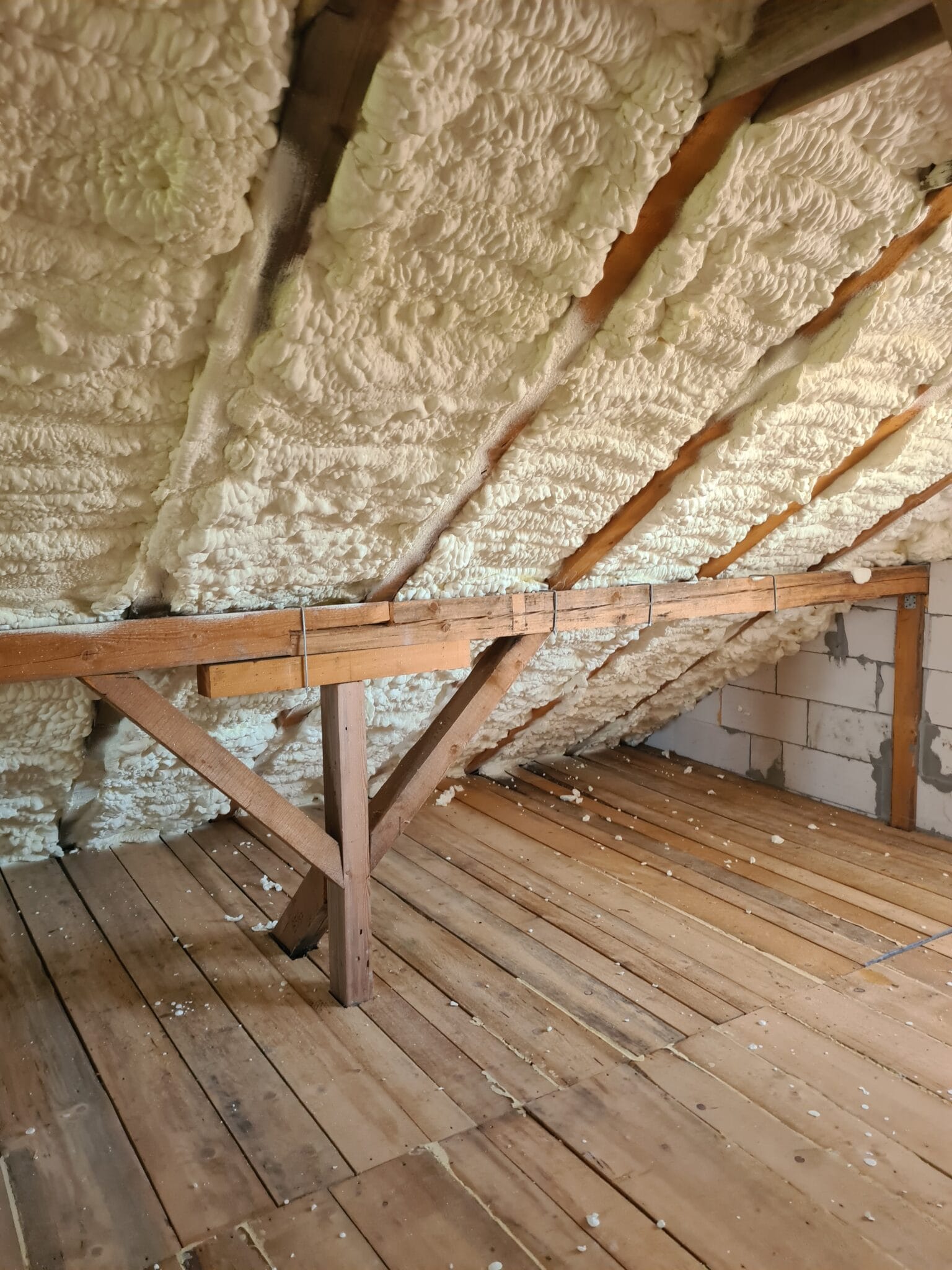 spuma poliuretanica tavan izolatie