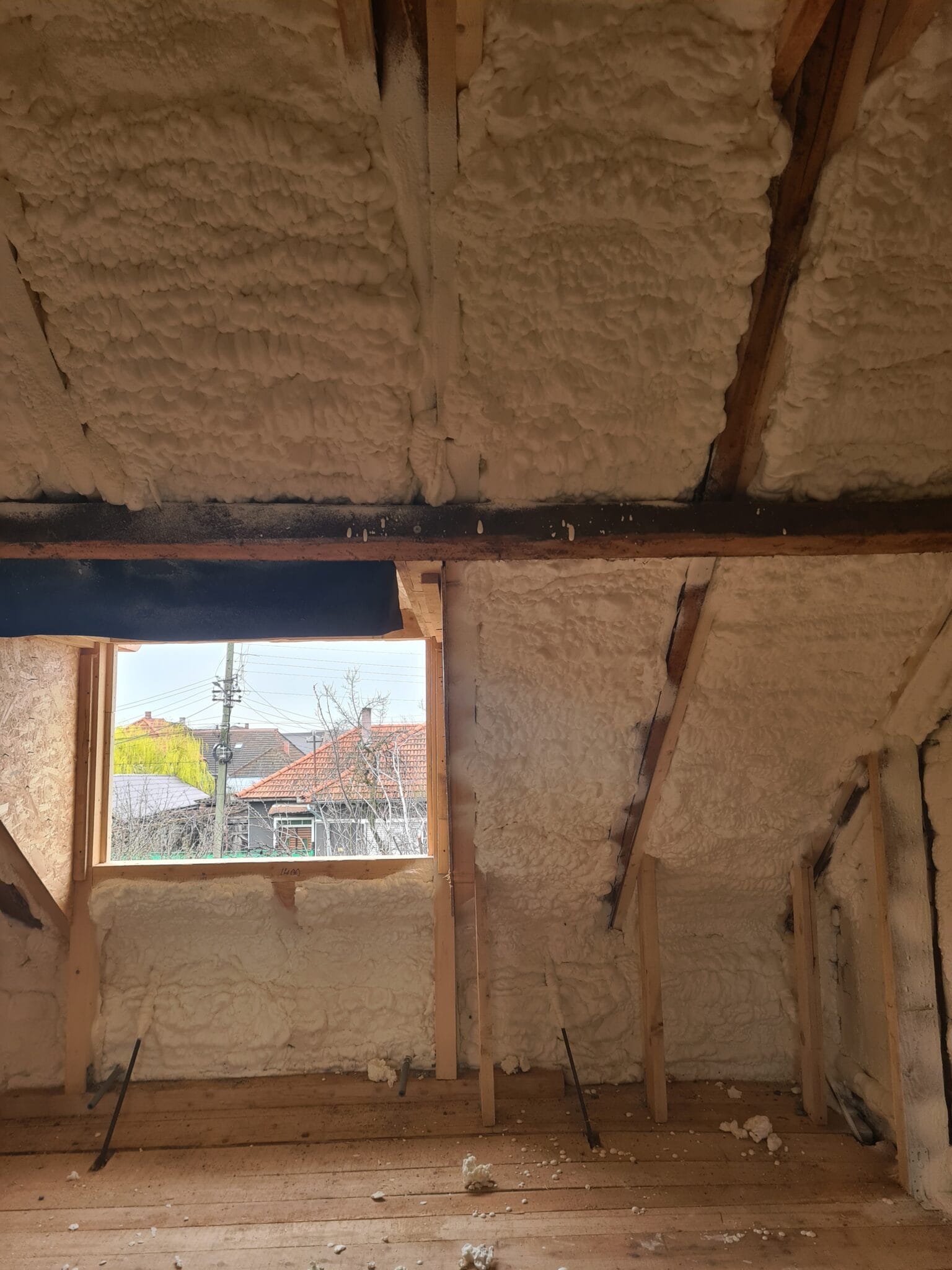 mansarda izolatie spuma poliuretanica